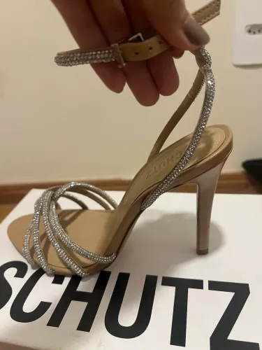 Sandália Schutz Nova - Serve tamanho 36 e 37