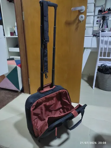 Mala com rodinhas, Para uso com cadernos ou com matérias de escritório, usada apenas 3vez