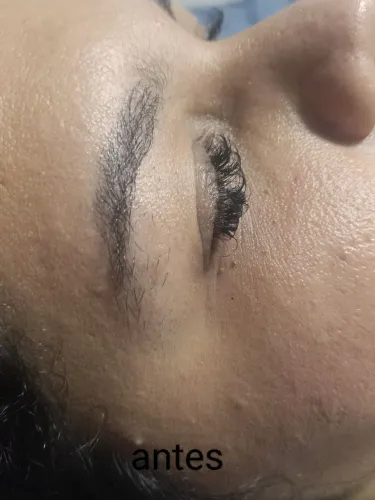 Alongamento de cílios design de sobrancelhas