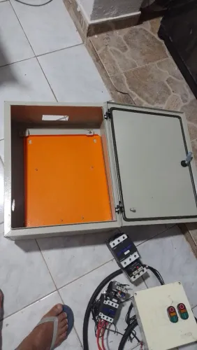 Caixa e contactor e já vai com as conector