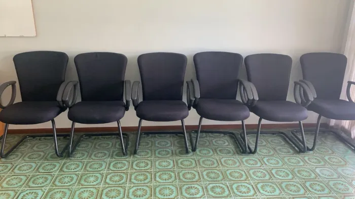 Conjunto com 06 cadeiras estofadas fixas para escritório 