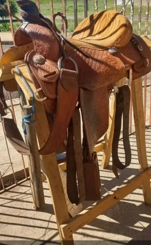 Vendo sela de laço 15 polegadas completa