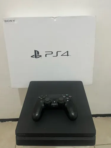 PS4 Slim 1TB + 1 Controle + 9 Jogos (FIFA 22/23/26, God of War, Batman e mais!).
