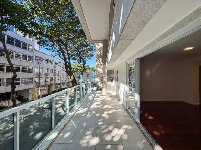 Apartamento à venda, Rua José Linhares - Leblon. Quadra mar, varanda, 3 quartos (2 suítes)