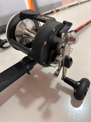 Kit vara e carretilha perfil alto pesca pesada  peixe de couro ou mar 