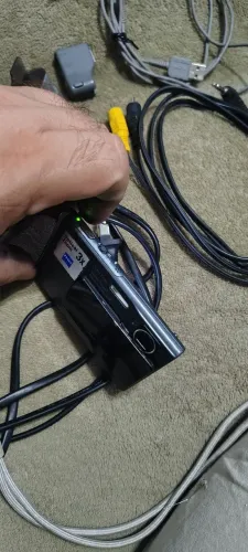 câmera com muitos acessórios funcionando 
