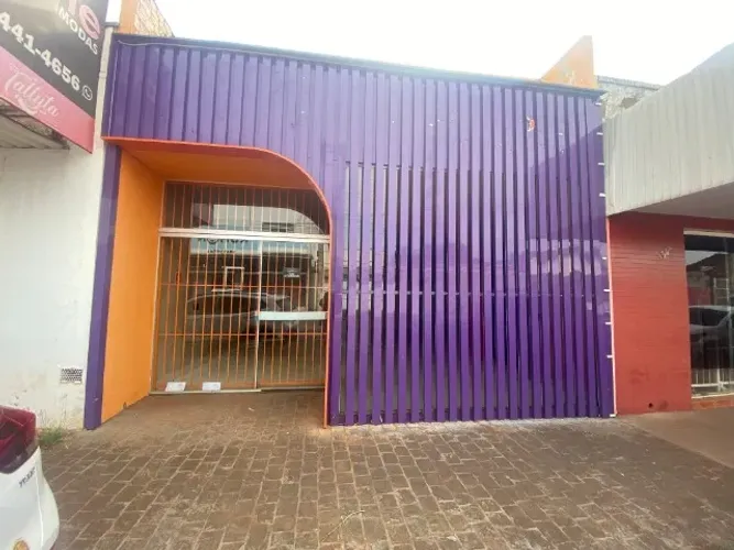 SALA DE ALUGUEL CENTRO DE QUIRINOPOLIS 90M2, COM QUINTAL NO ATRAS