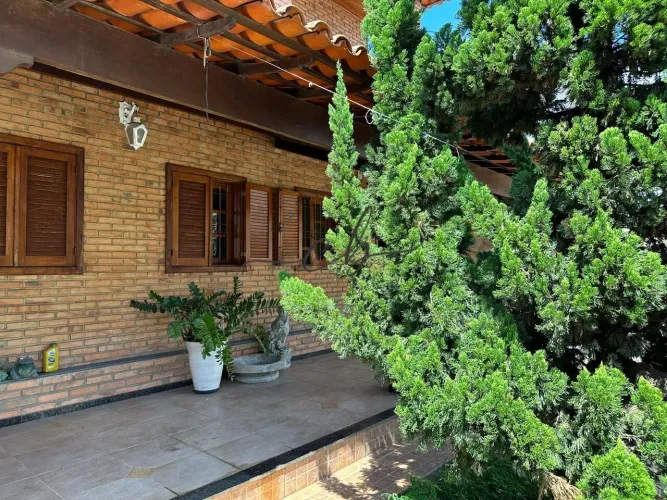 Excelente Casa de 4 quartos em lote de 375m² no Bairro Camargos - Belo Horizonte.