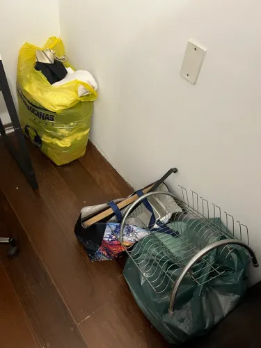 doação roupas femininas e utensílios domésticos