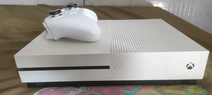 XBOX ONE S 512gb + GAMESIR G7 SE + RESIDENT EVIL 8 (somente o disco)