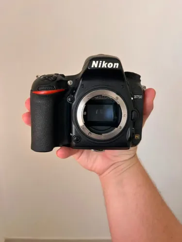 Câmera DSLR Nikon D750 (full-frame) em excelente estado