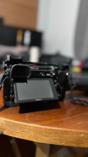 CÂMERA SONY A6300+Lente 23mm1.4 + 32Gb (4K)