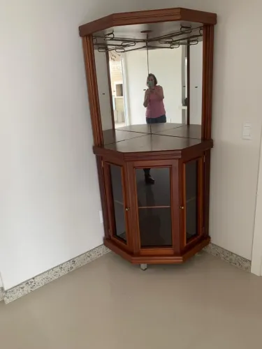 Cristaleira em mogno