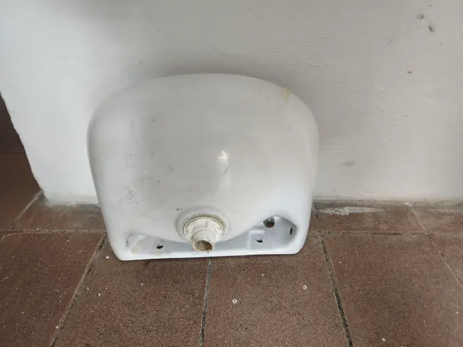 Pia de banheiro com torneira e pia de cozinha com torneira no precinho
