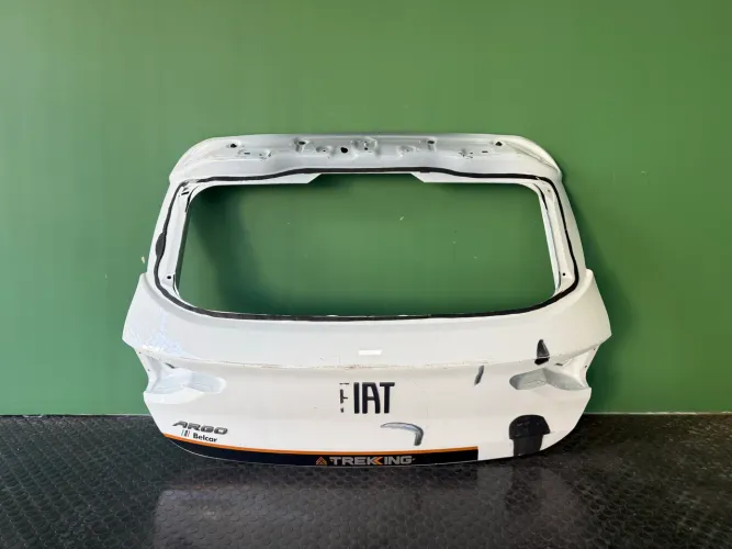 Tampa traseira recondicionado Fiat Argo.