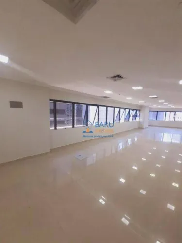 Conjunto comercial próximo da Estação Berrini de trem