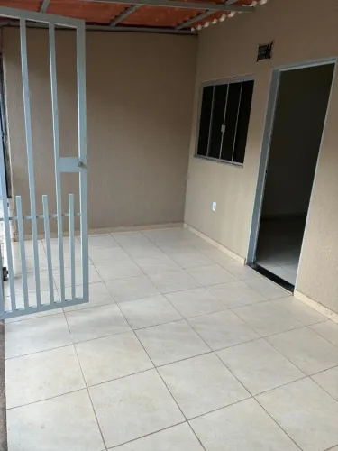 Vendo casa de 4 quartos hoje está dividida em duas de 2 quartos