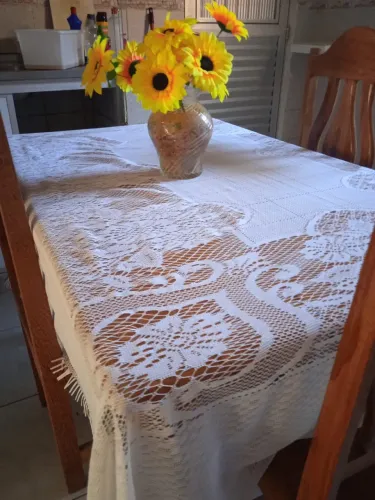 Mesa madeira  de gravata com 04 cadeiras  semi nova
