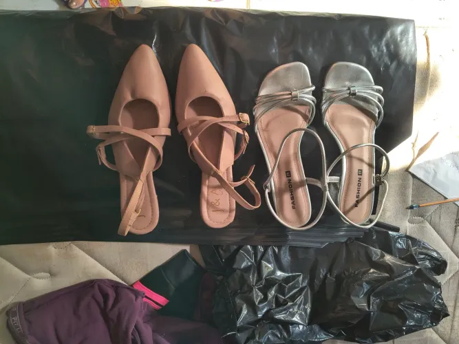 Vendo lote de vestido,uns 50 +ou_ ,sapatos e bolsas,pra quem quer revender