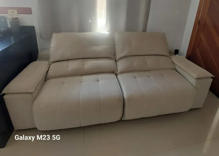 Sofa retratil reclinável 230 largura em sede com usb creme usado 