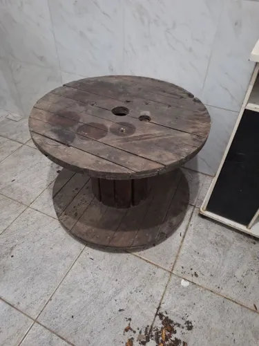 Carretel de madeira com rodas
