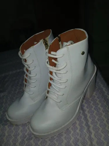 Vendo Bota branca