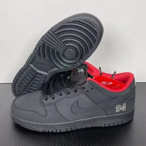 SB Dunk Low Supreme - Black