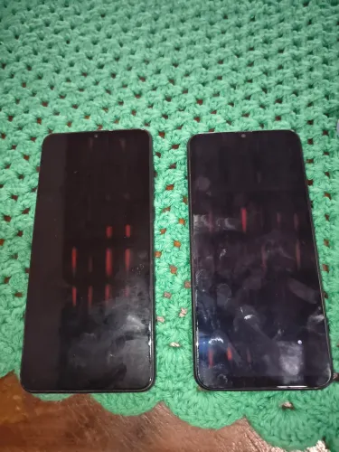 Dois celulares Samsung