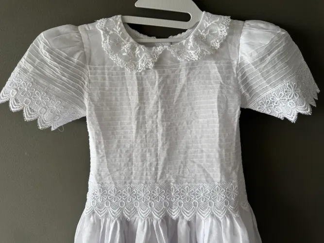 Vestido Branco Infantil com nervuras feito pela Muguet 