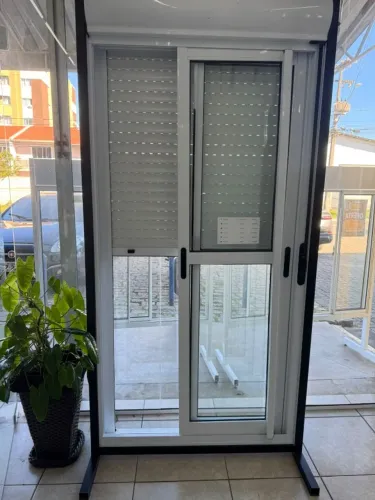 Porta com Veneziana Integrada Maxx - Oferta em 10x