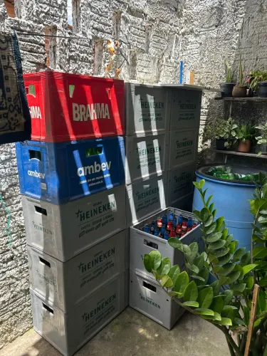Engradados com garrafas de cerveja