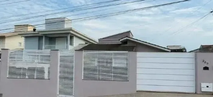 Casa disponível para locação.