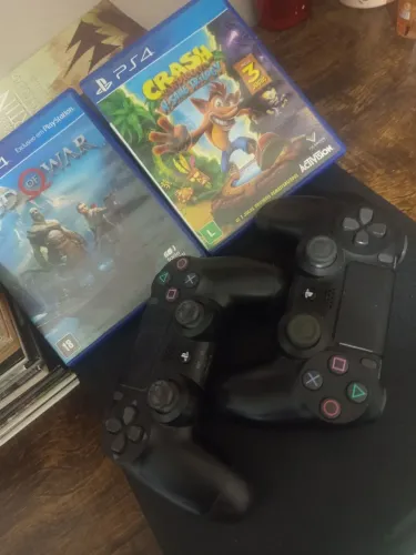 PlayStation 4 Slim 1 Tera + 2 controles originais+ 12 jogos digitais + 2 jogos físicos