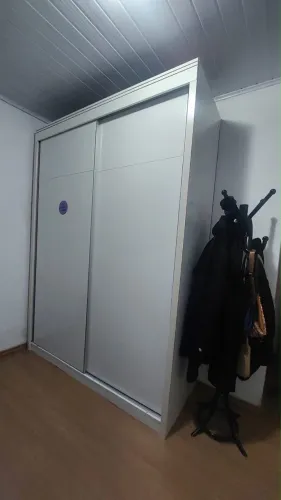 Guarda - roupa MDF branco 2 portas de correr - excelente estado 