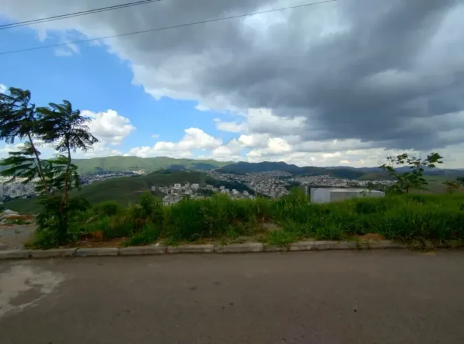Excelente terreno á venda no Bairro Jardim Bandeirantes em Poços de Caldas MG.