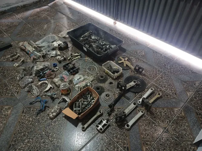 Variedade de peças para bicicleta.