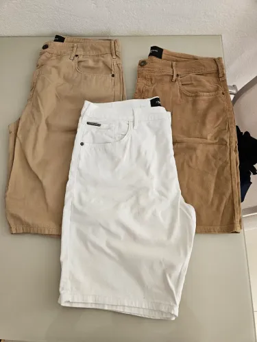 Kit com 3 bermudas de sarja da Forum