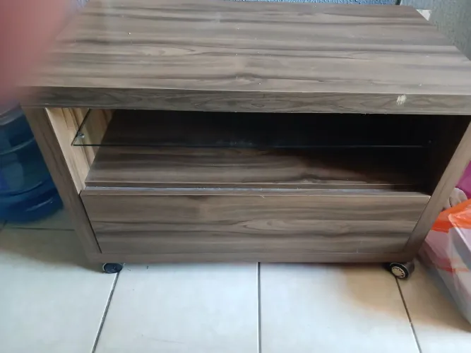 Mesa rack em madeira boa, bem grossa com painel
