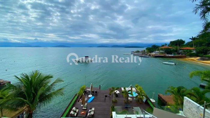 Casa em Angra dos Reis à beira-mar