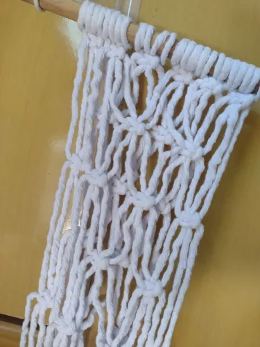 Suporte para vaso de plantas de macramê