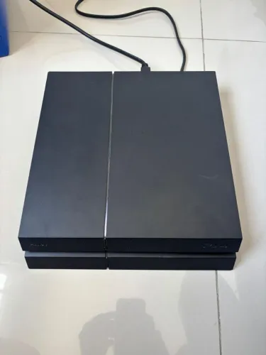PS4 com 1 controle