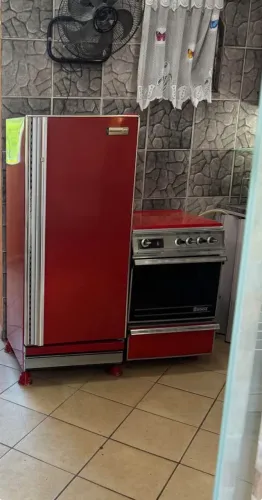 Geladeira Brastemp vermelha, década de 80