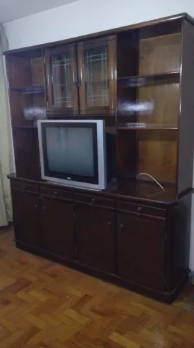Vendo estante de madeira maciça e uma cômoda.  Pegar no local em P. Miguel. Pagar a vista.