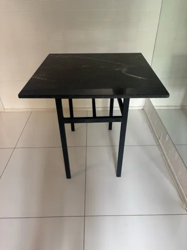 Mesa de mármore de quatro lugares 