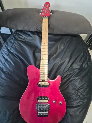 Guitarra modelo MusicMan AXIS