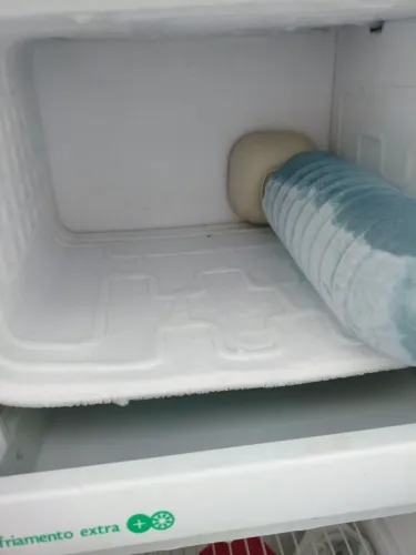 Geladeira boa e gela muito
