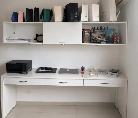 Mesa ampla de estudos/escritório com prateleira suspensa