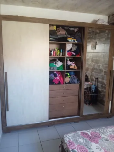 Guarda roupa porta de correr em boas condições 