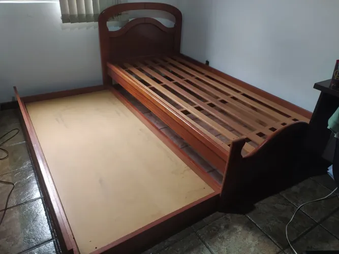 Cama dupla em madeira maciça 