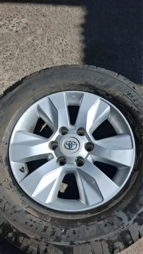 Jogo de Roda de hilux 2020, aro 17 com 4 pneus Michelin semi-novos